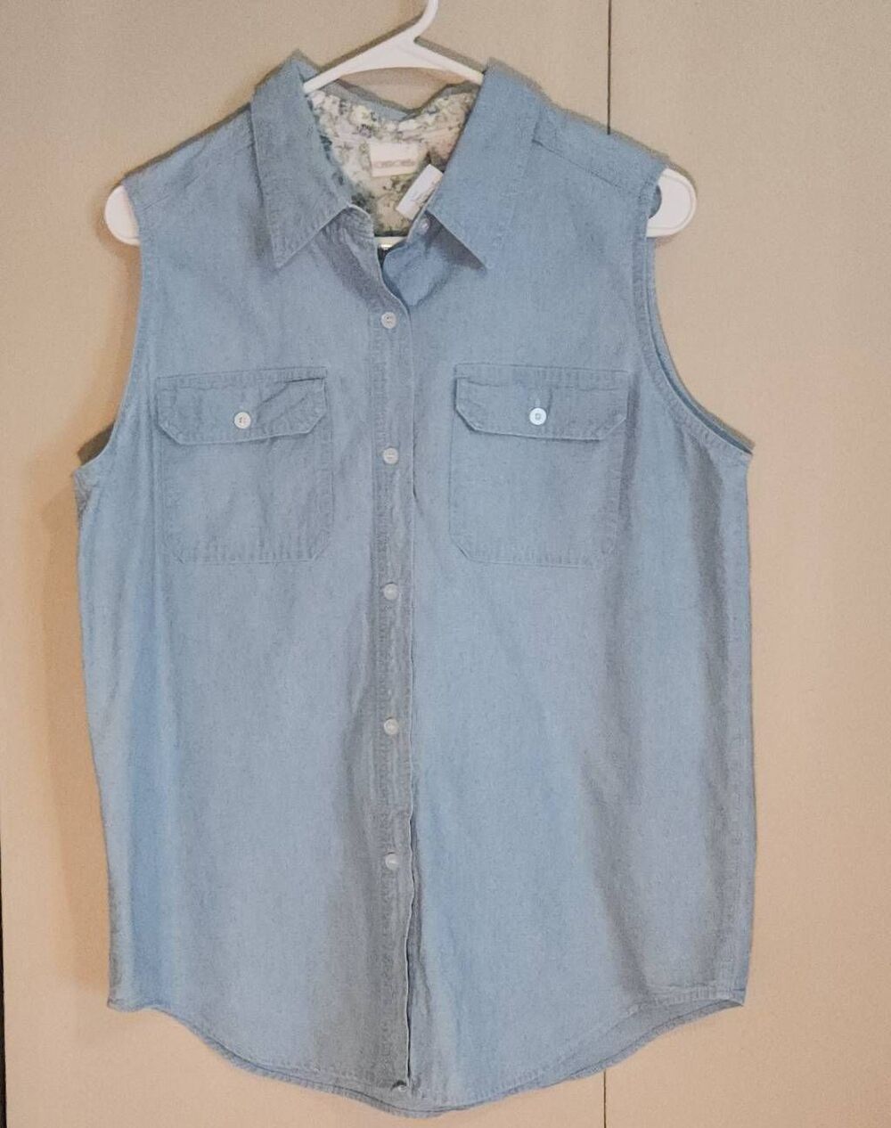 U8 Cherokee light blue denim sleeveless button up shirt w front flap pockets